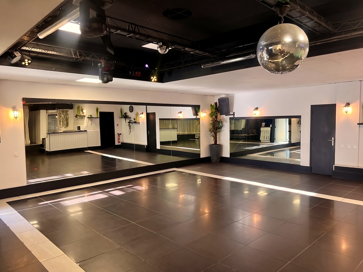La salle de danse du Studio Unicité à l’Espace Bailo Latina, parquet, miroirs et boule à facettes