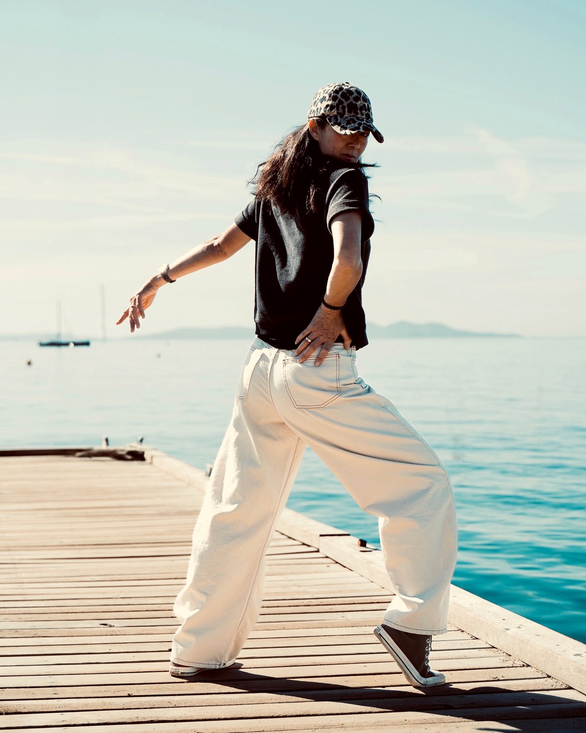 Sandrine, professeure de street dance, en mouvement sur un ponton face à la mer